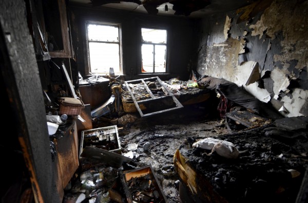 Мебель после пожара. Квартира после пожара. Комната после пожара. Горящая квартира.