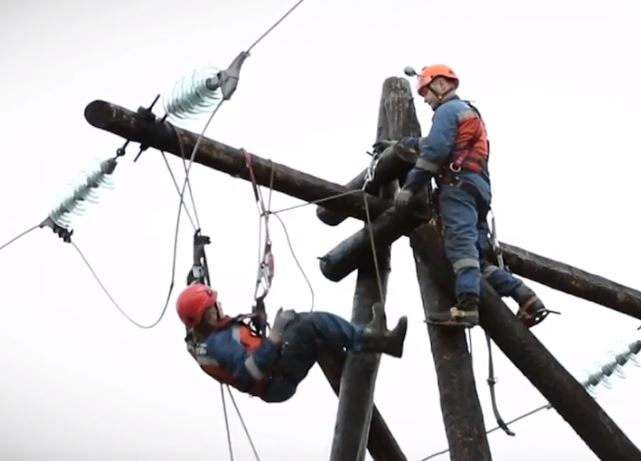 Слайд на тему воздушные линии. Условия работы воздушных линий. Профессия электромонтер линейщик. Условия работы воздушных линий. Охранная зона лэп 110 квт.