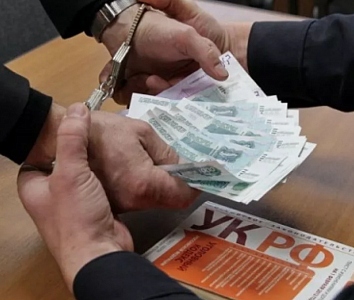 Во Владивостоке за взятку поймали инспектора ГИТ