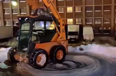 При уборке снега водитель погиб на крыше работающего трактора