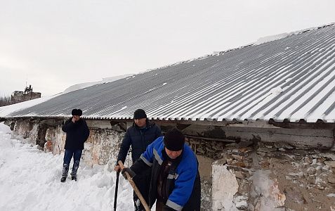Роструд напомнил, что очистка крыш от снега требует максимальных мер безопасности